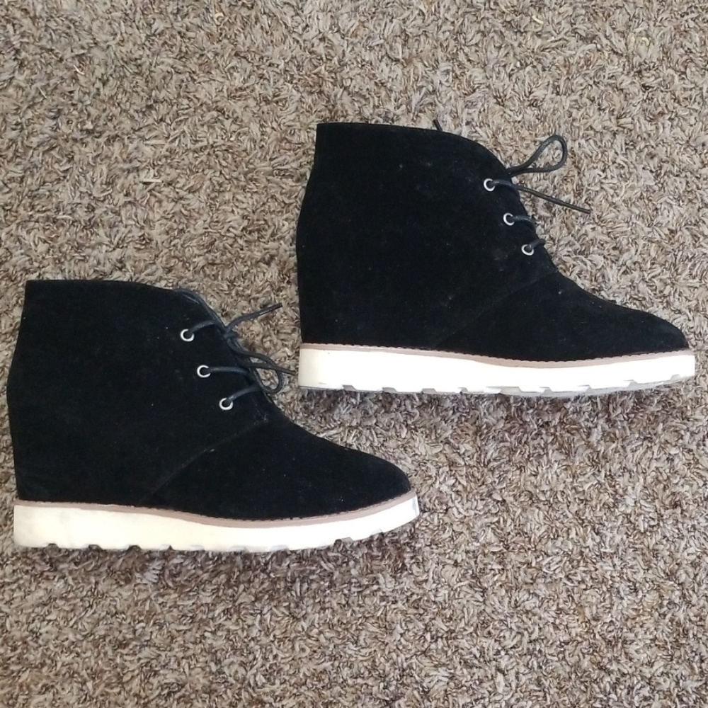 Black Contrast-Sole Crusade Chukka Boot SIZE 8.5